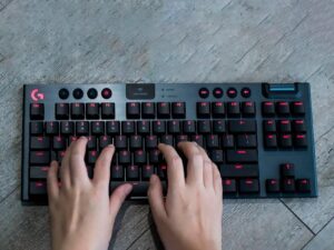 TECLADO LOGITECH INALAMBRICO GAMING MECANICO G915 TKL | LED- RG | |SWITCH BROWN