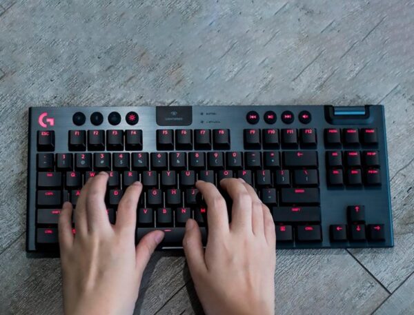 TECLADO LOGITECH INALAMBRICO GAMING MECANICO G915 TKL | LED- RG | |SWITCH BROWN - Imagen 2