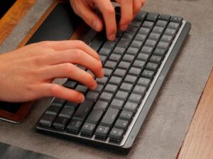 TECLADO LOGITECH INALAMBRICO MX MECHANICAL MINI Y SENSORES DE LUZ AMBIENTAL